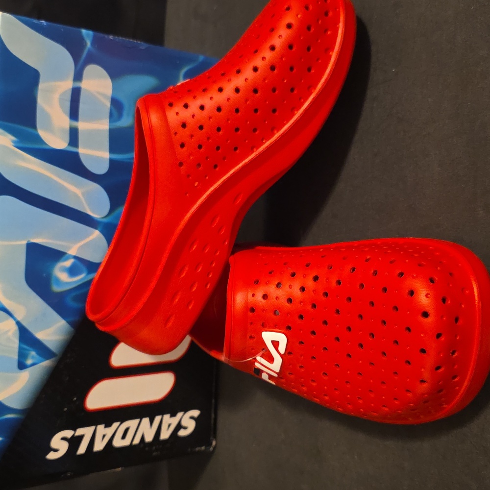 Brand New Fila Impel Sandal Size 7.